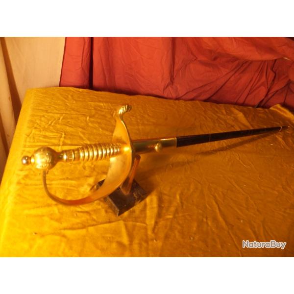 belle pe .  Monture en laiton dor cisel, pe avec fourreau cuir