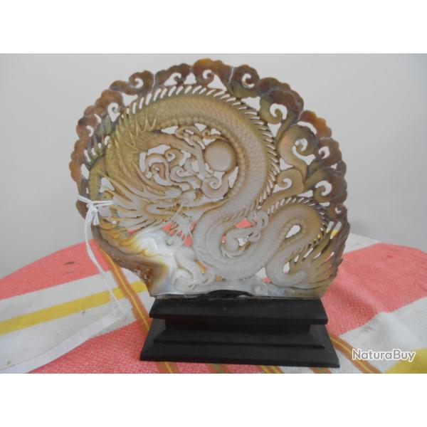 coquillage en nacre sculpt�  - Sculpture de Dragon