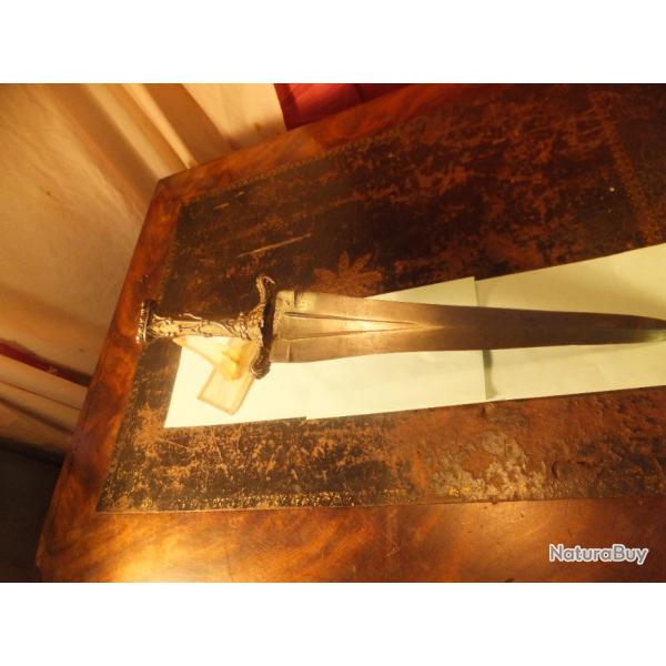 Cinquedea est une dague � lame triangulaire typique de l'Italie de la Renaissance.