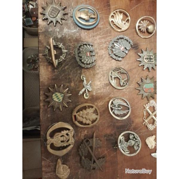 Lots d insignes b�ret et autres