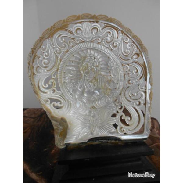 Coquille de nacre finement sculpt�e - motif Ganesha - Pinctada Maxima