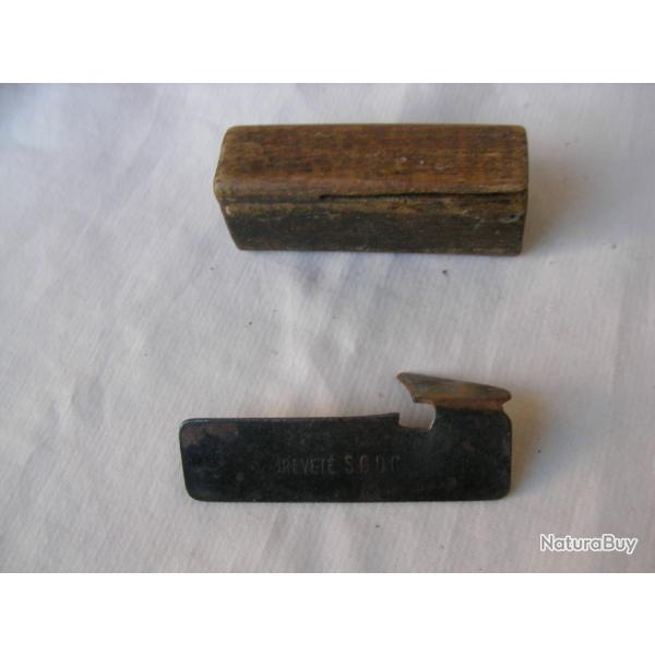 WW1 FRANCE OUVRE-BO�TE R�GLEMENTAIRE DE SOLDAT FRANCAIS " DARQU� " SUR SON SUPPORT BOIS PERSONNALIS�