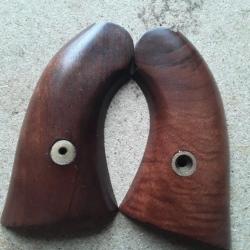 Plaquettes de Crosse Remington 44 army. Certainement UBERTI ou fabrication UBERTI. Neuves.