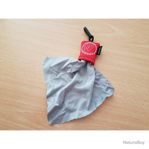 Chiffons de nettoyage en microfibre dans une pochette en N�opr�ne avec mousqueton de fixation