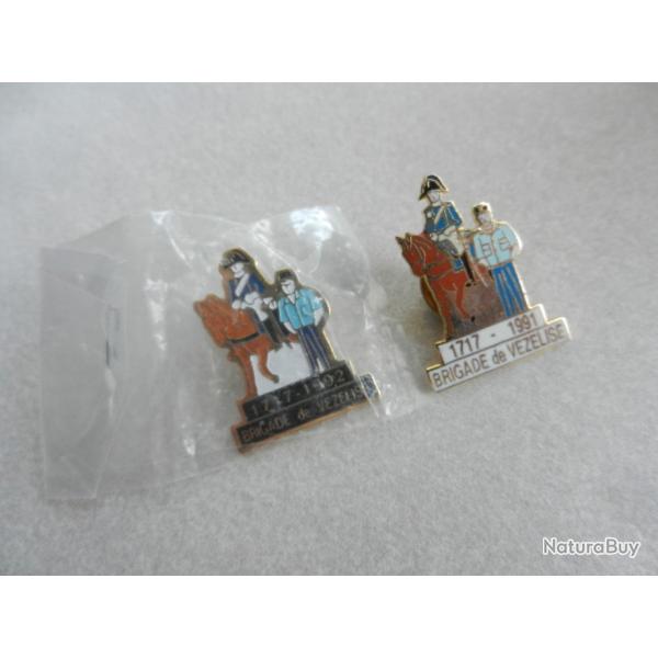 lot de deux pin's insignes Gendarmerie de la brigade de V�zelize.
