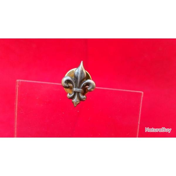 Petite Fleur de Lys pour col de veste ( Hauteur : 18 mm )