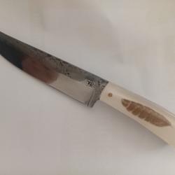 couteau de chasse lame forg&eacute;e en acier carbone  manche en  r&eacute;sine et plumes de b&eacute;casses