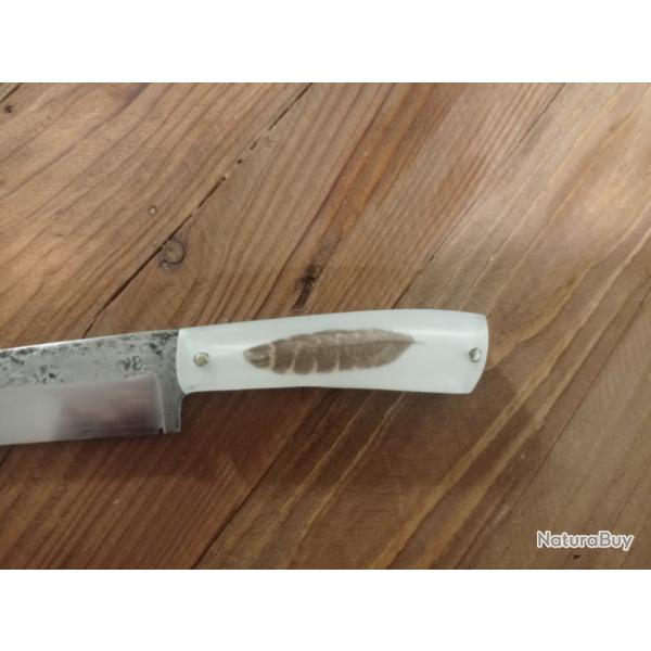 couteau de chasse lame forg�e en acier carbone  manche en  r�sine et plumes de b�casses
