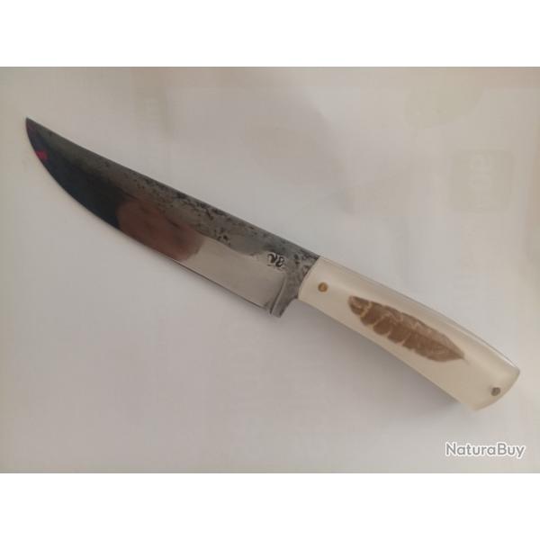 couteau de chasse lame forg�e en acier carbone  manche en  r�sine et plumes de b�casses