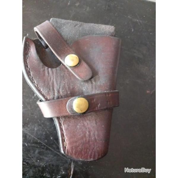 Holster cuir guerre de 40. Fabrication artisanale me semble t il.