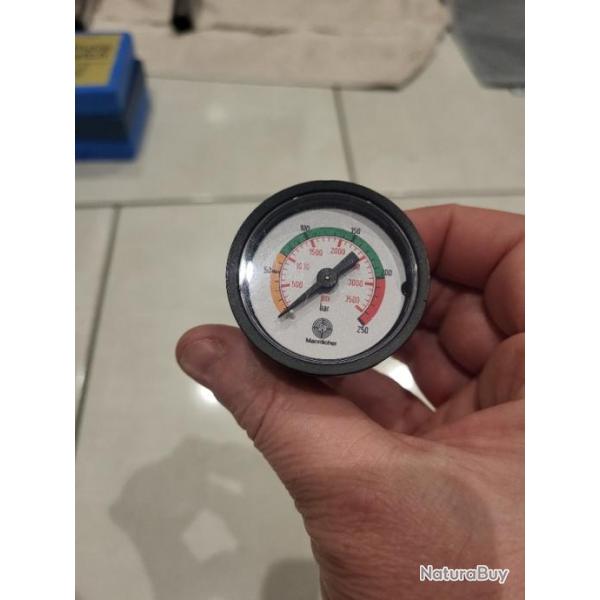 Manom�tre Steyr pour contr�le pression.