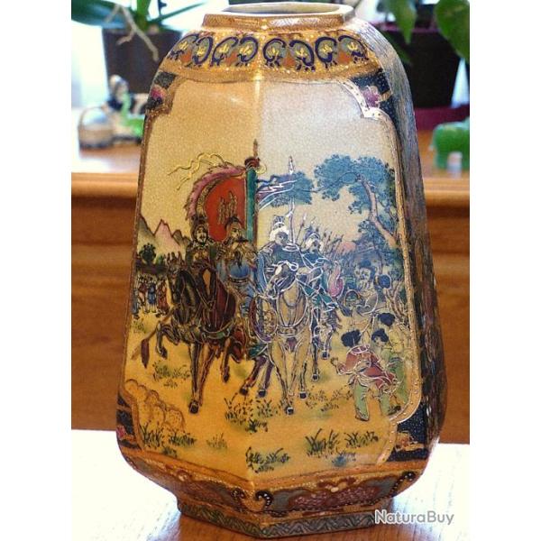 SUPERBE ET PEU COURANT VASE D'ASIE - FORME EXAGONALE + TRES BEAUX DECORS+ BELLES ESTAMPILLES DESSOUS
