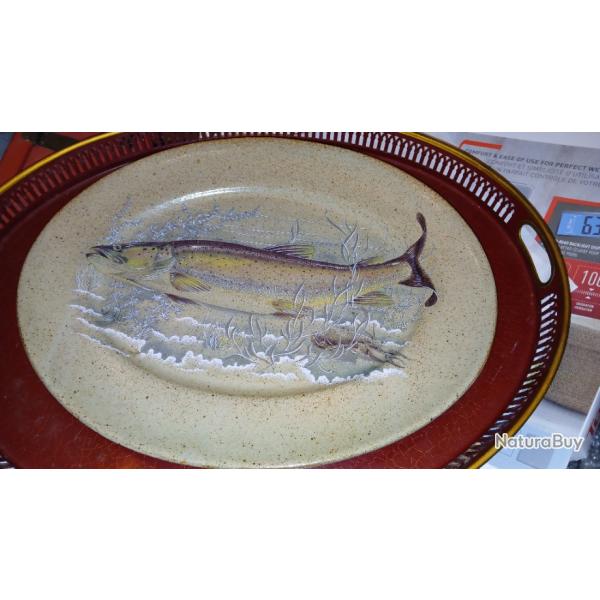 Grand plat � poisson en gr�s, d�cor truite fario �crevisse