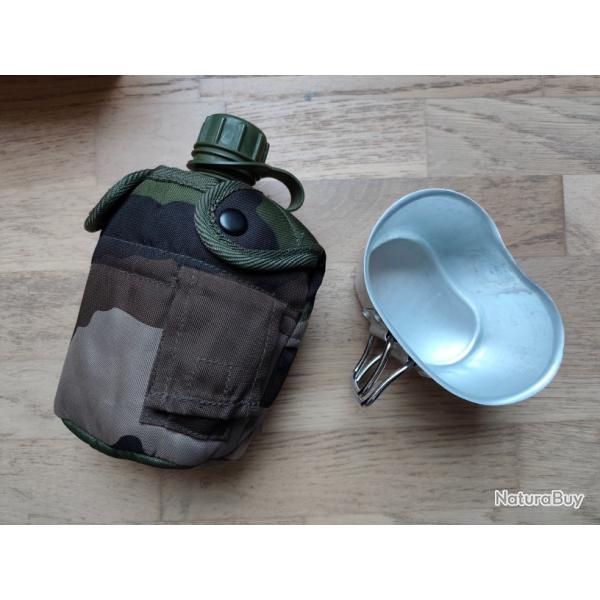 gourde militaire avec sa housse  avec quart mil-tec