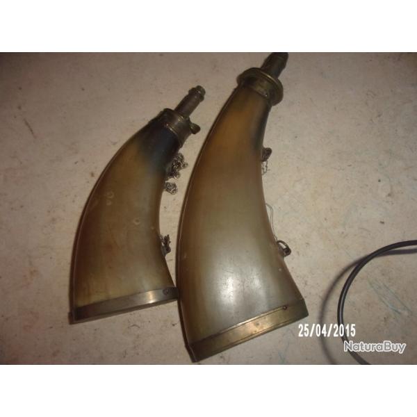 lot de deux anciennes poires a poudre