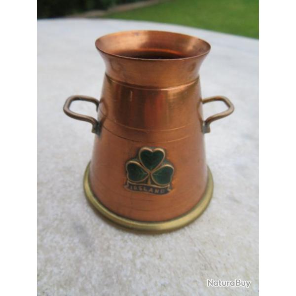 Ancien petit pot en cuivre vintage a deux anses a dcor de "Trfle irlandais"-Irlande (Vers 1960-70)