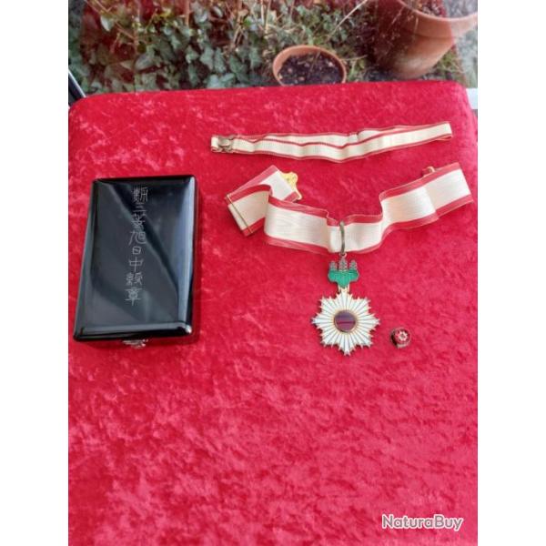 Ordre du soleil levant 3me cl, mdaille japonaise en argent, avec sa boite, ses cordons, son rappel