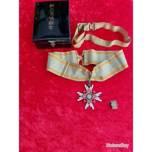 Ordre du tr�sor sacr� 3�me cl, m�daille japonaise en argent avec 2 cordons, un rappel et sa boite