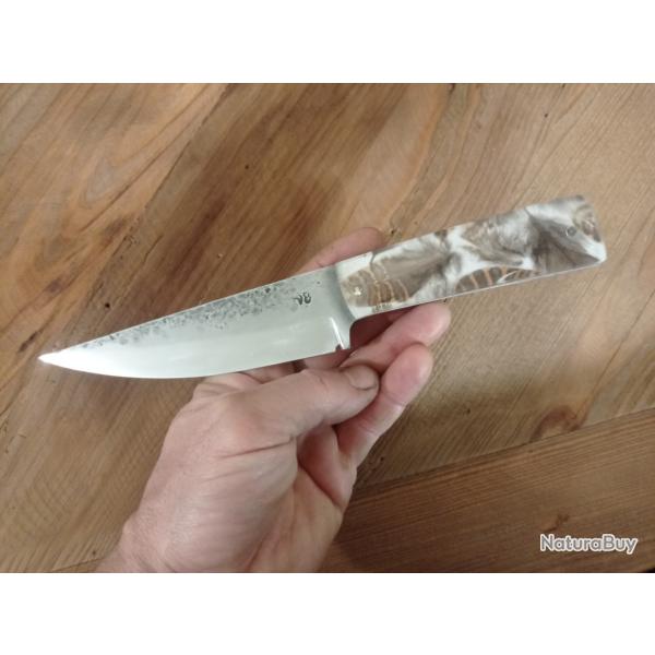 couteau de chasse lame forg�e en acier carbone  manche en  r�sine et plusieurs plumes de b�casses