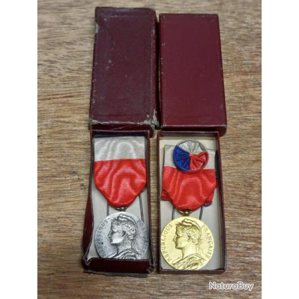Lot de 2 m�dailles d'honneur du Travail nominatives ARGENT ET VERMEIL + boites