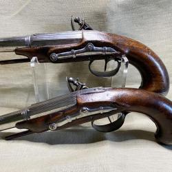 Superbe paire de pistolets de voyage &agrave; silex sign&eacute;s en tr&egrave;s bon &eacute;tat