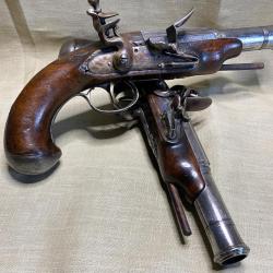 Superbe paire de pistolets de voyage &agrave; silex sign&eacute;s en tr&egrave;s bon &eacute;tat