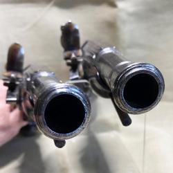 Superbe paire de pistolets de voyage &agrave; silex sign&eacute;s en tr&egrave;s bon &eacute;tat