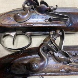 Superbe paire de pistolets de voyage &agrave; silex sign&eacute;s en tr&egrave;s bon &eacute;tat