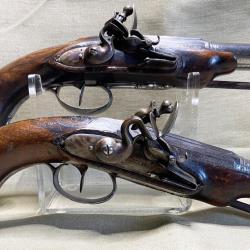 Superbe paire de pistolets de voyage &agrave; silex sign&eacute;s en tr&egrave;s bon &eacute;tat