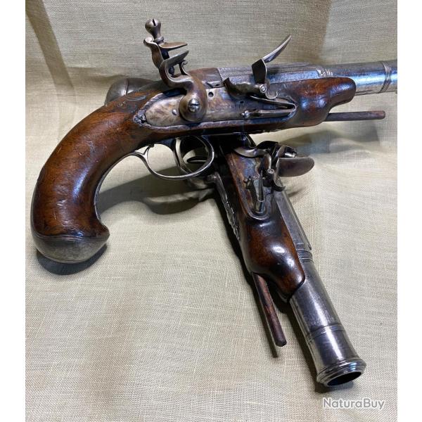 Superbe paire de pistolets de voyage � silex sign�s en tr�s bon �tat