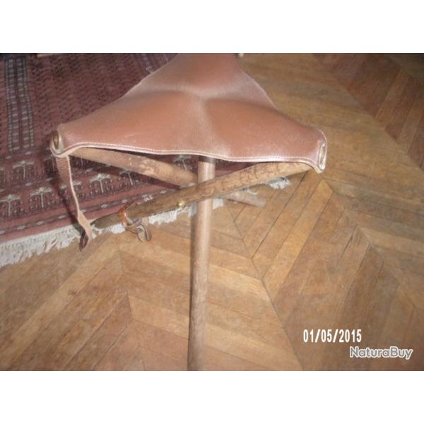 ancien siege trepied cuir et bois avec sa courroie cuir