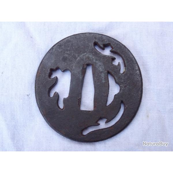 J170- lot tsuba  maru gata en fer , ajour�  en  " yo-sukashi " pour wakisachi  , sabre  japonais