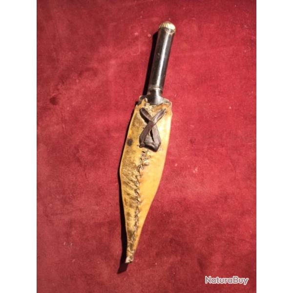 Poignard ethnique (Afrique ?) large lame, poign�e corne et �tui en cuir ouvrag� - 20e