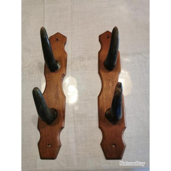 Port� manteau ou fusil en corne, la paire
