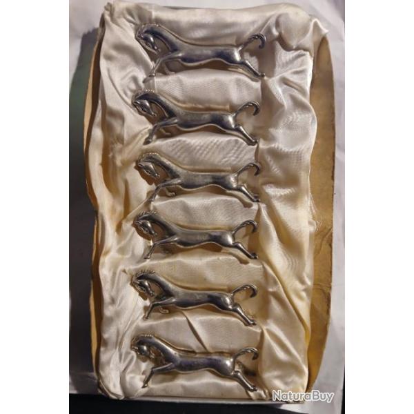 LOT DE PORTE- COUTEAUX EN M�TAL ARGENT� FORME CHEVAL