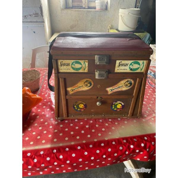 Caisse � p�che avec divers articles