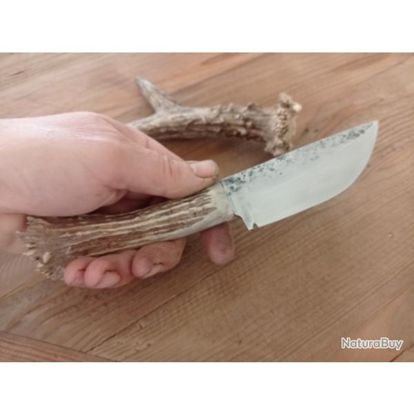 couteau lame  forg�e en acier carbone manche en chevreuil