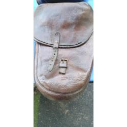 Superbe pi&egrave;ce  , DOUBLE Sacoches cheval cuir grosse &eacute;paisseur de qualit&eacute; sup&eacute;rieure et anciennes.