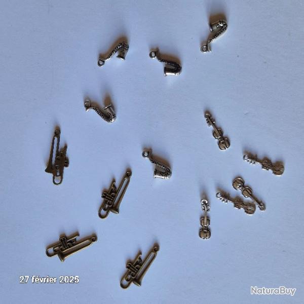 Lot de 14 breloques, m�dailles en m�tal , neufs, saxo, trombone, violon