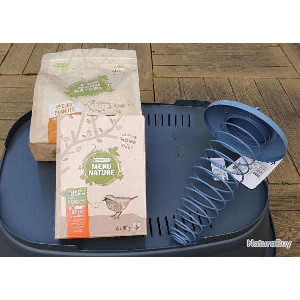 Un lot pour oiseaux avec accessoire et graines