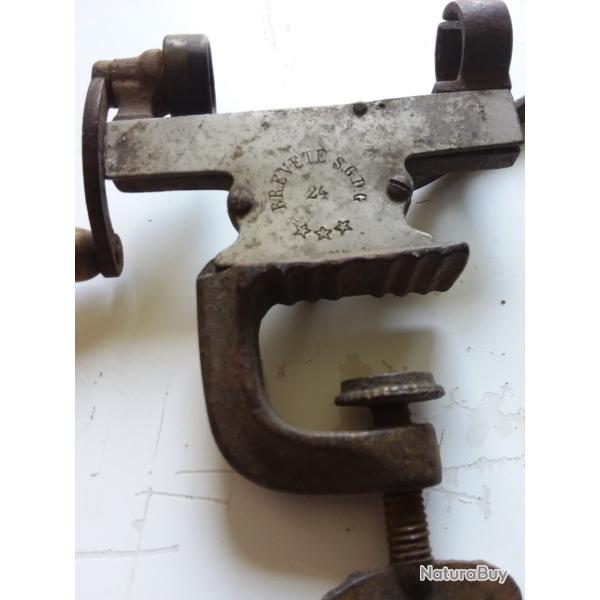 Un sertisseur de calibre  24 er sa chargette