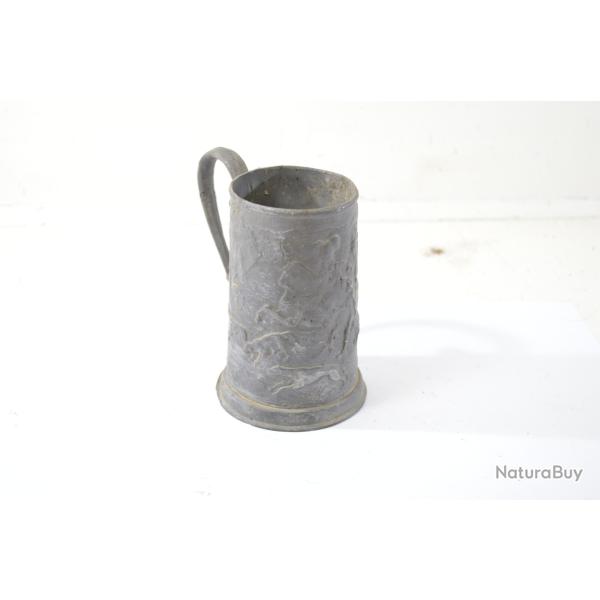 Ancienne chope � bi�re en �tain, sc�ne de chasse. Poin�on aigle bic�phale, Pays de l'Est, RUSSIE ?