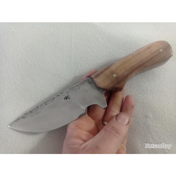 couteau forg� en acier carbone  manche en bois d'olivier