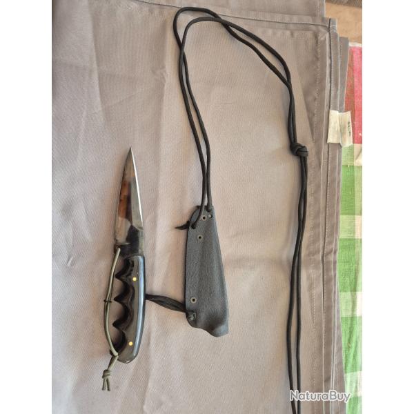 Agent stiletto Fred Perrin double tranchant