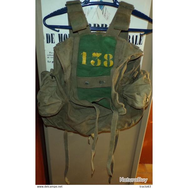 SAC A DOS DE PARACHUTISTES DE L'ARMEE FRANCAISE , NUMERO 138 SUR FONT VERT , DEUX POCHES SUR LE COTE