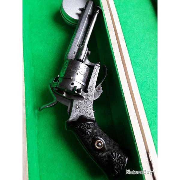 Revolver 7mm � broche ELG . Tr�s bon �tat, avec coffret et 6 cartouches d'origine.
