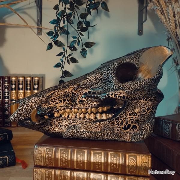 V�ritable cr�ne de sanglier peint � la main or et noir (support inclus)