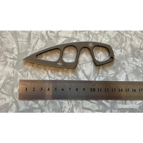 Couteau atypique design l�ger d�faut d'aspect.