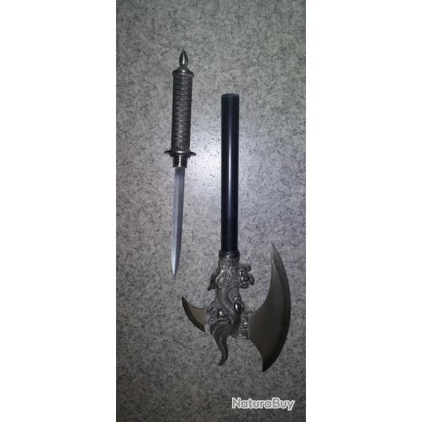 Hache avec couteaux dans le manche