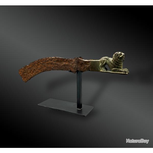 FER de HACHE anim� d'un LION - Asie de l'Est - XVII�me si�cle